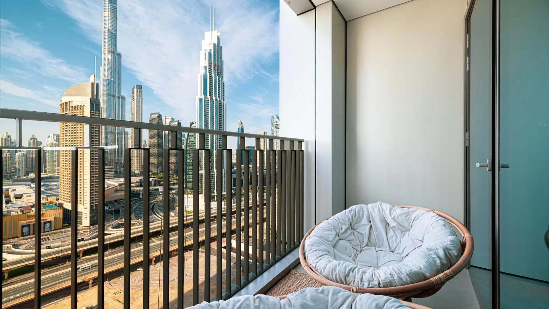 Burj Khalifa View, High Floor, Dubai Mall Access, Gym, Infinity-Pool, Playground, Bbq, Family Friendly