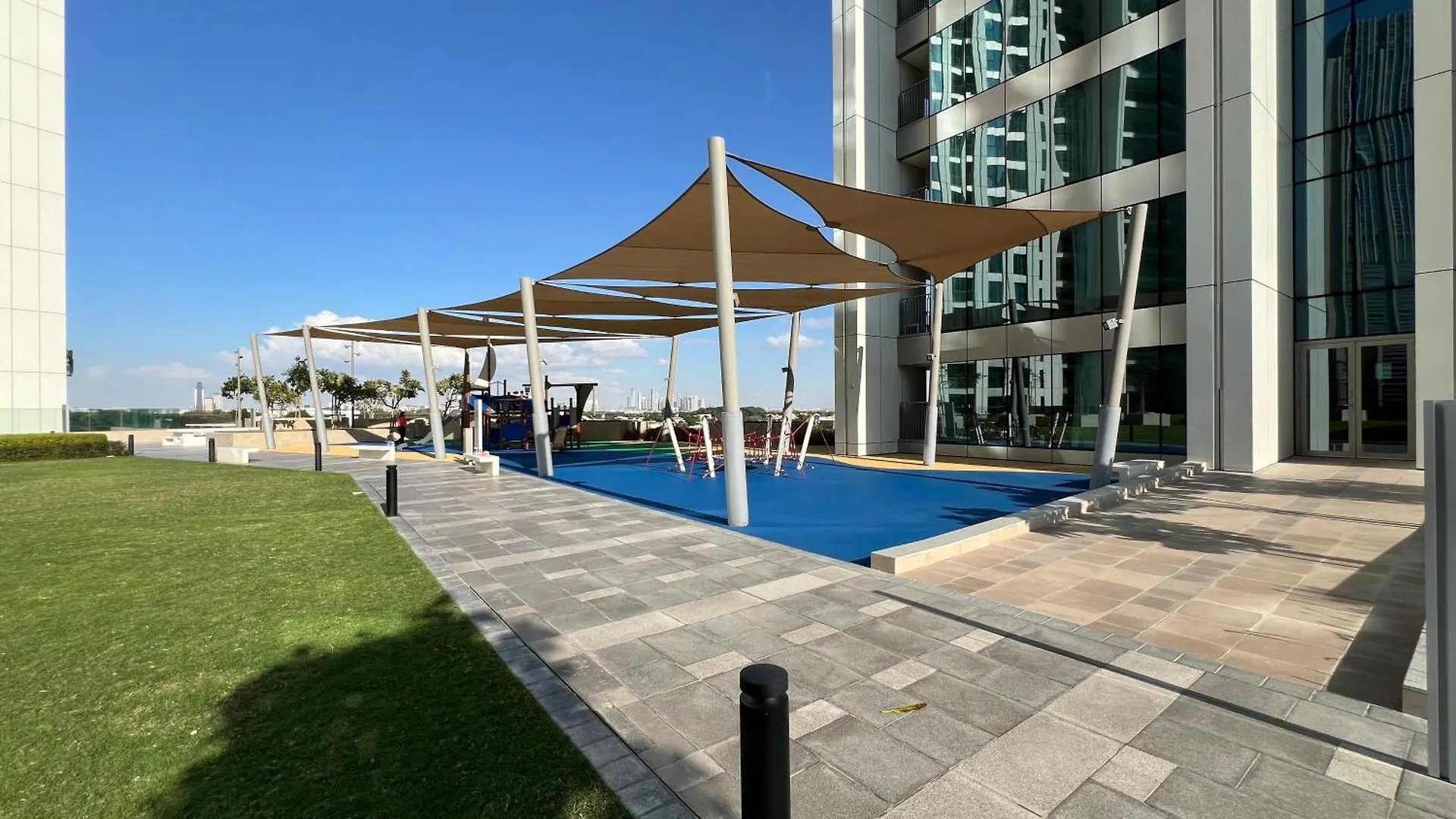 Burj Khalifa View, High Floor, Dubai Mall Access, Gym, Infinity-Pool, Playground, Bbq, Family Friendly Apartment